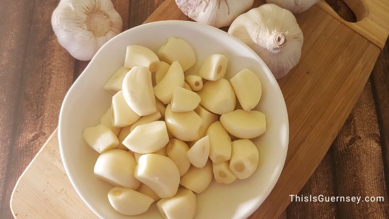 Eating raw garlic helps reduce risks of cancer and heart diseases